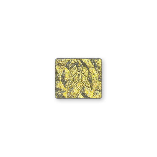 A single multichrome eyeshadow in colour Aureate on a white background. Intense yellow gold with a light grey base.