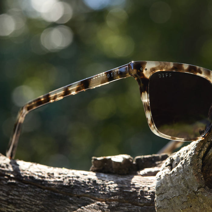 diff eyewear billie square sunglasses with a espresso tortoise frame and grey polarized lenses detailed view