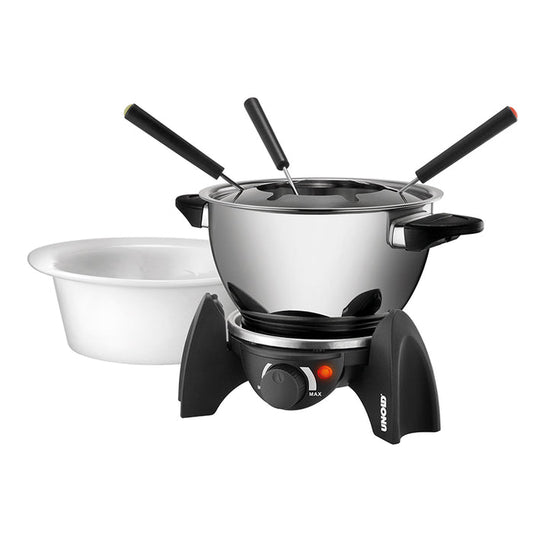 Das Unold Fondue-Set besteht aus einem Edelstahl-Elektrotopf mit schwarzen Griffen auf schwarzem Sockel, beinhaltet drei Fonduegabeln und wird mit einer weißen Keramikschale geliefert.