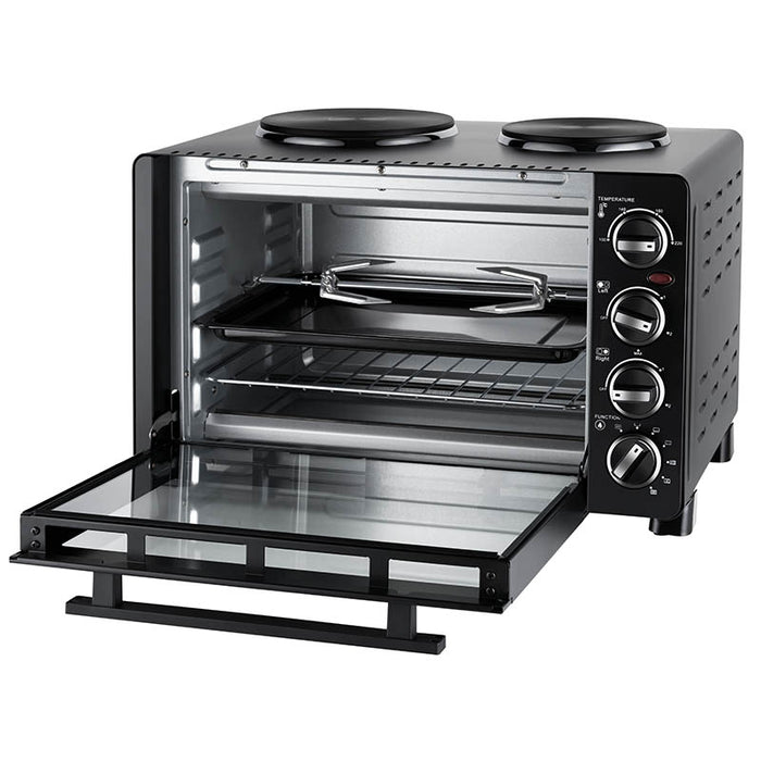 Der Unold Kleinküche All in One ist ein schwarzer Toasterofen für die Arbeitsplatte mit einer offenen Glastür, zwei Herdplatten oben, Grillrosten und einem Drehspieß im Inneren sowie vier Bedienknöpfen auf der rechten Seite.