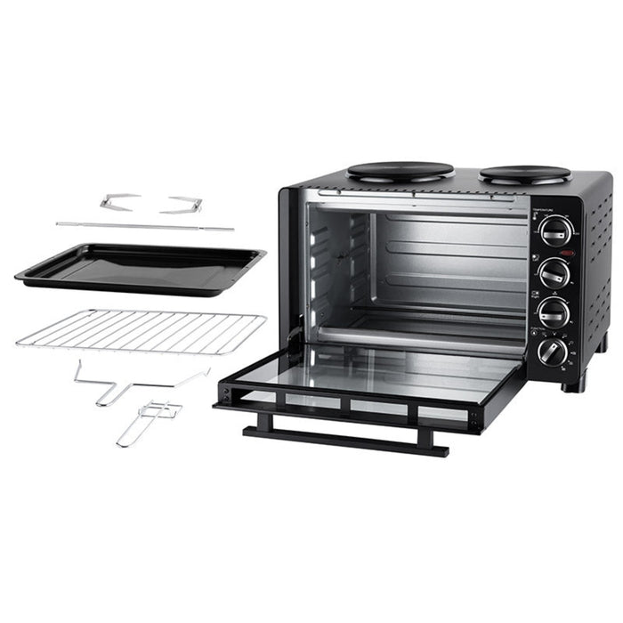 Der Unold Kleinküche All in One ist ein schwarzer Tischbackofen mit zwei oberen Brennern, abgebildet mit geöffneter Tür. Zum Zubehör gehören ein Backblech, ein Grillrost, ein Backblechgriff und ein Rostgriff, die neben dem Ofen abgebildet sind.