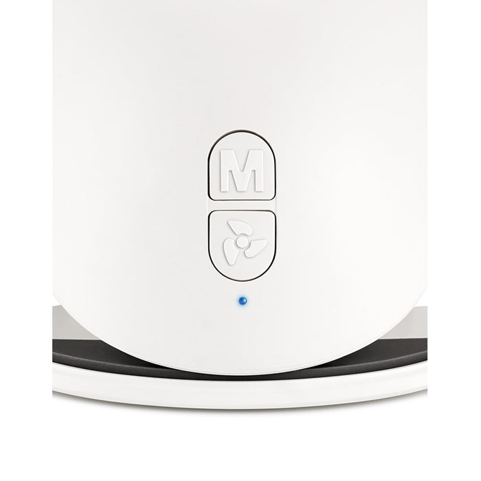 Nahaufnahme des Unold TISCHVENTILATOR BREEZY CLIP, einem weißen Gerät mit glattem, abgerundetem Design und zwei Tasten – eine mit der Aufschrift „M“, eine mit einem Ventilatorsymbol – und einer kleinen blauen Kontrollleuchte darunter.