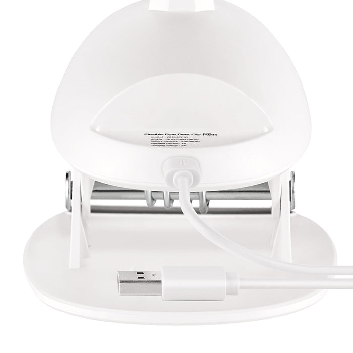 Eine Nahaufnahme des Unold TISCHVENTILATOR BREEZY CLIP zeigt seine Rückansicht mit dem integrierten USB-Kabel und dem Stecker, der mit dem Ventilator verbunden ist und aus dem kompakten weißen elektronischen Gerät herausragt.