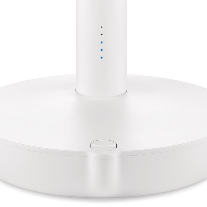 Nahaufnahme der Basis des Unold TISCHVENTILATOR BREEZY. Sie zeigt sein weißes, rundes Design mit einem runden Knopf und vier kleinen blauen LED-Anzeigen am aufrechten Stiel.