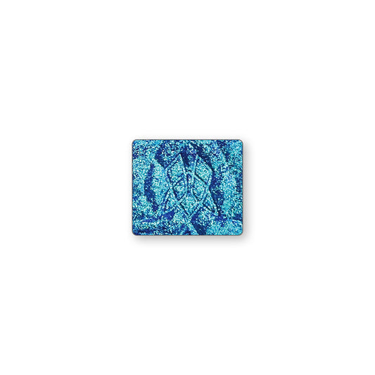 A single multichrome eyeshadow in colour Verre on a white background. An indigo base with a green to aqua to violet shift