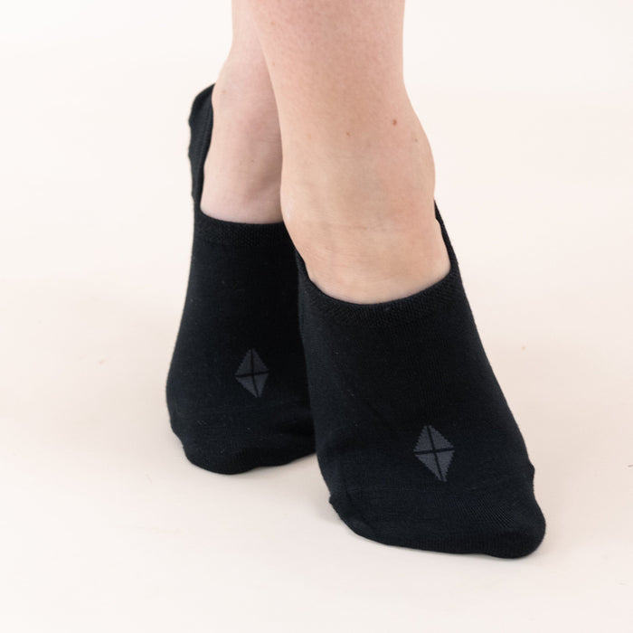 Model wearing Kyte Baby Women's No Show Socks in Midnight