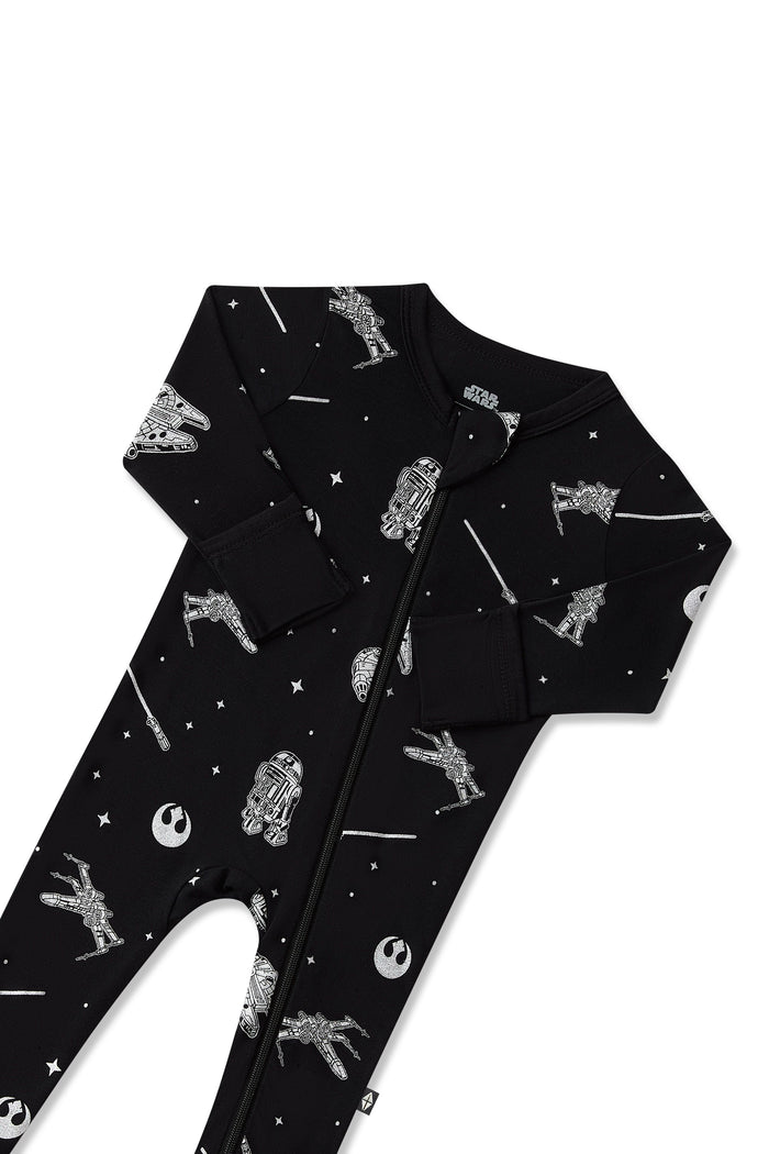 Close up of the zipper garage and fold over hand cuffs shown on the Zippered Footie in STAR WARS™